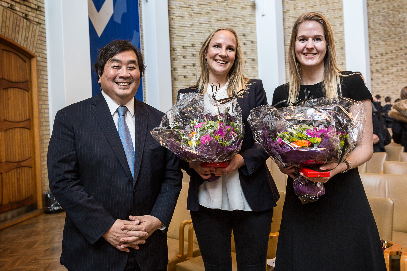 Prisvinderne Malene Sillesen Skøtt og Josefine Farver Andersen sammen med professor Koh.